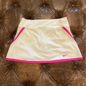 Nike girls medium tennis skirt in great condition!